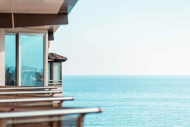 Foto blick auf mehrfamilienhäuser direkt am meer.