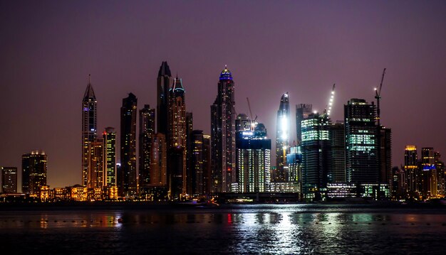 Blick auf moderne Wolkenkratzer in der Strandresidenz Jumeirah