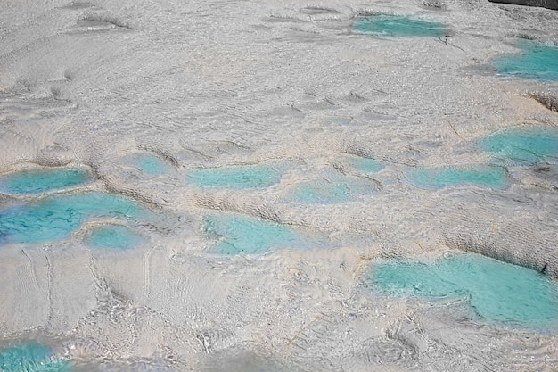 Blick auf natürliche Travertin-Pools und Terrassen im Schloss Pamukkale Cotton im Südwesten der Türkei