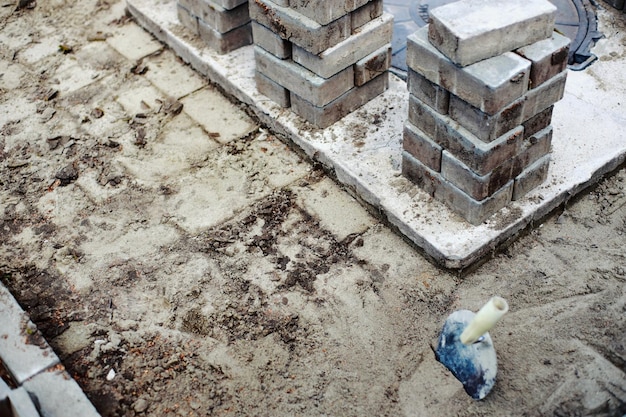 Blick auf neue Pflastersteine und Betonblöcke am Sommertag auf der Baustelle Steinblöcke stehen im Stapel