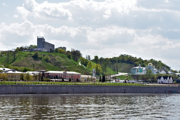 Blick auf Nischni Nowgorod vom Fluss aus