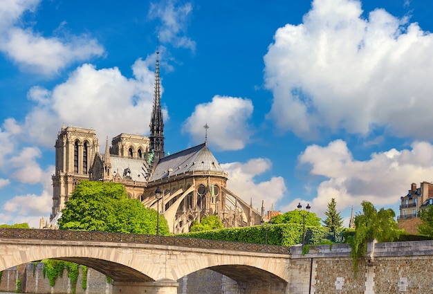 Blick auf Notre Dame de Paris vom Quai de la Tournelle