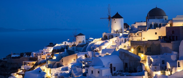 Blick auf Oia bei Nacht, Santorini