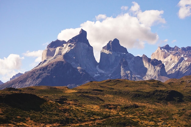 Blick auf Paine Hörner oder Cuernos del Paine im Nationalpark Torres del Paine im chilenischen Patagonien