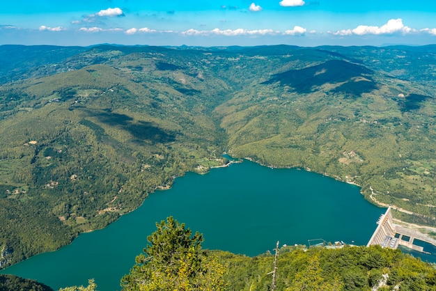 Blick auf Perucac See und Fluss Drina vom Tara Berg in Serbien