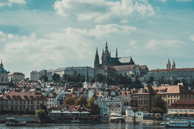 Blick auf Prag an einem sonnigen Tag