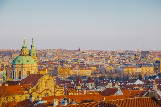 Blick auf prag ganz in sonnigen farben im vordergrund hradschin und die kuppel