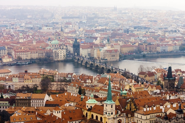 Blick auf Praha mit Moldau und Karlsbrücke von der Prager Burg am Regentag