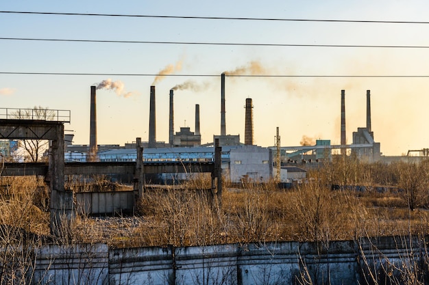 Blick auf Rauchrohre der Fabrik bei Sonnenuntergang