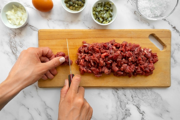 Blick auf Rindfleisch für Steak-Tartar-Gericht