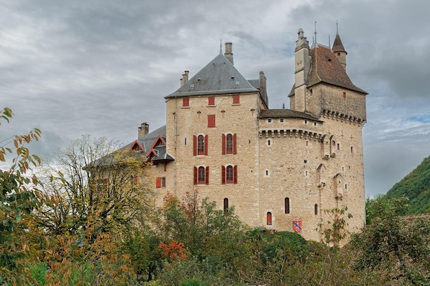 Blick auf Schloss Chateau de Menthon Saint Bernard in der Nähe von Annecy Frankreich