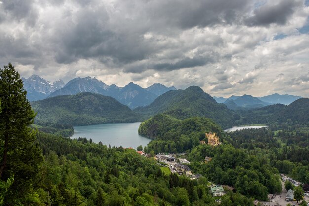 Blick auf Schloss Hohenschwangau ein Schloss aus dem 19. Jahrhundert und Alpsee in der Nähe der Stadt Füssen Deutschland