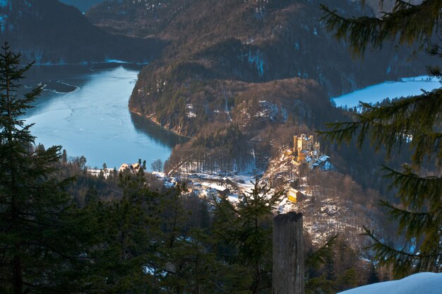 Blick auf Schloss Hohenschwangau in Schwangau, Deutschland.