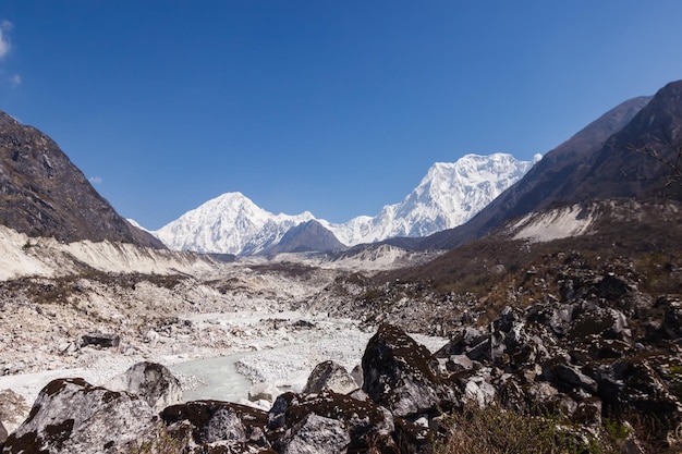 Blick auf schneebedeckte Berggipfel in der Manaslu-Region des Himalaya