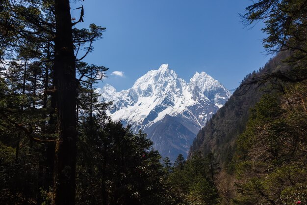 Blick auf schneebedeckte Berggipfel in der Manaslu-Region des Himalaya