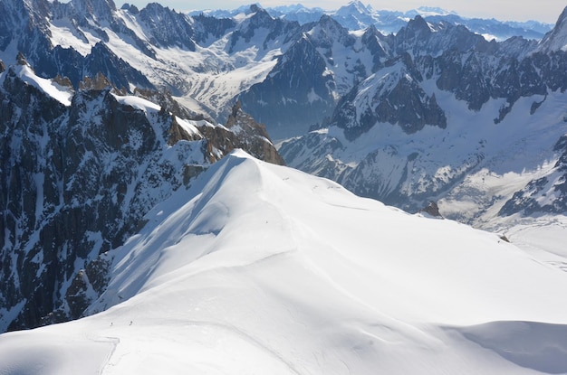 Blick auf schneebedeckte felsige Berge.