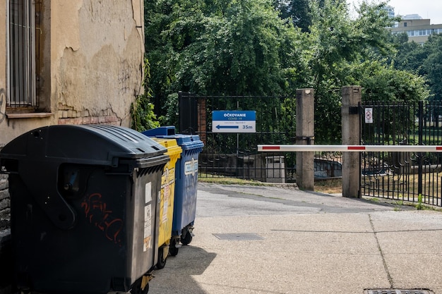 Blick auf selektive Mülltonnen vor dem Park in Bratislava