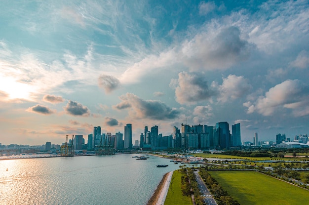 Blick auf Singapur vom Marina Bay Cruise Centre Singapore auf das Panorama der Innenstadt von Singapur