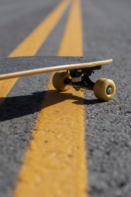 Foto blick auf skateboard mit rädern im freien