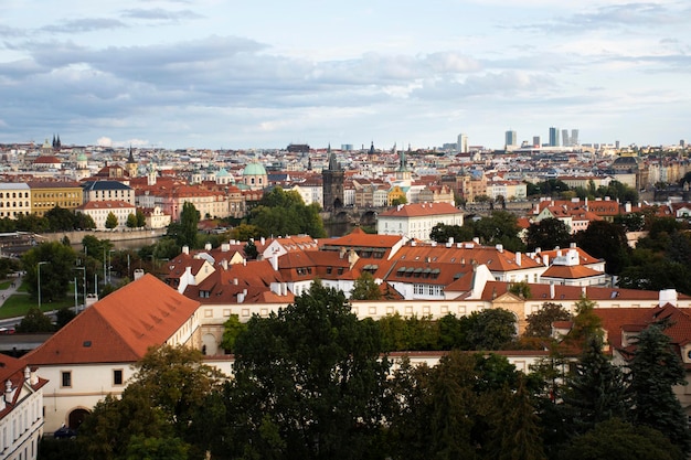 Blick auf Stadtbild und Landschaft mit klassischem Retro-Antik-Gebäude der Prager Altstadt von der Prager Burg in Prag in der Tschechischen Republik