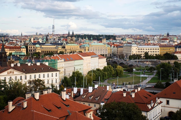 Blick auf Stadtbild und Landschaft mit klassischem Retro-Antik-Gebäude der Prager Altstadt von der Prager Burg in Prag in der Tschechischen Republik