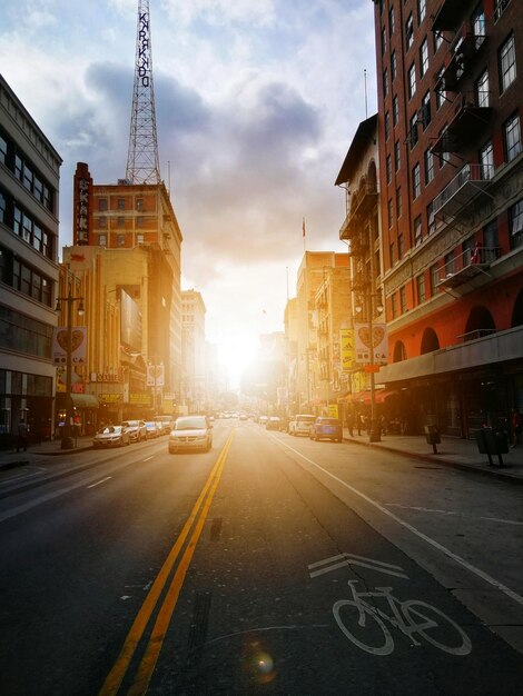 Foto blick auf stadtstraßen und gebäude bei sonnenuntergang