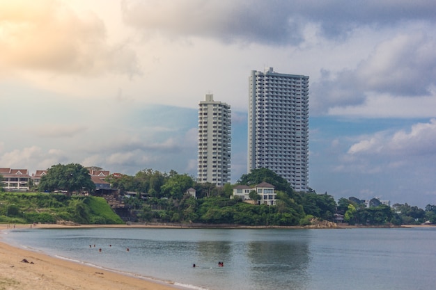 Blick auf Strand und Resort.