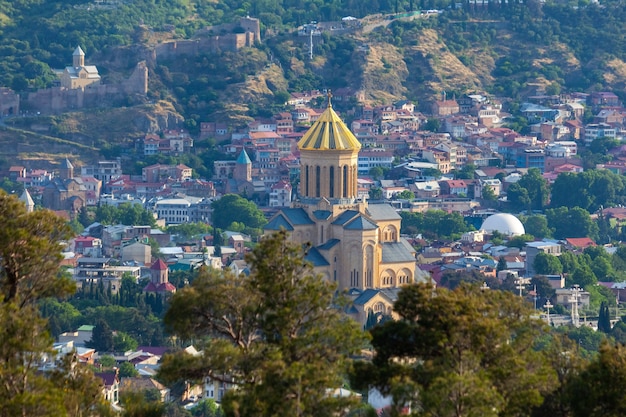 Blick auf Tiflis mit Sameba, Dreifaltigkeitskirche und anderen Sehenswürdigkeiten, Reisen