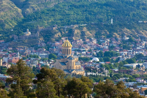 Blick auf Tiflis mit Sameba, Dreifaltigkeitskirche und anderen Sehenswürdigkeiten, Reisen