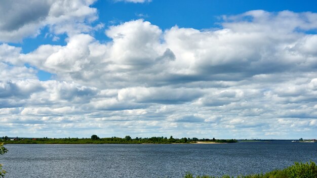 Blick auf Tom River und bewölkter Himmel. Tomsk. Russland.