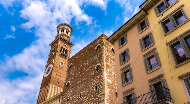 Blick auf Torre dei Lamberti in Verona, Italien