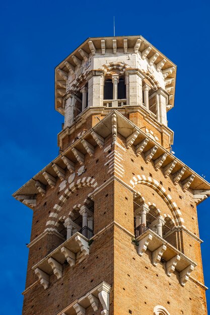 Blick auf Torre dei Lamberti in Verona, Italien