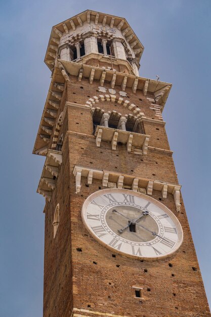 Blick auf torre dei lamberti in verona, italien