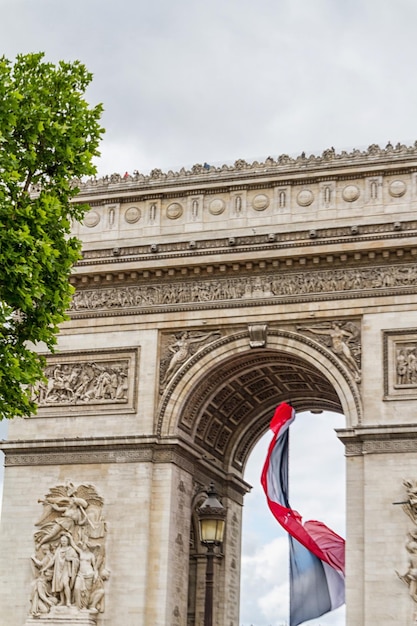 Foto blick auf triumphbogen karussell und jardin des tuileries paris frankreich