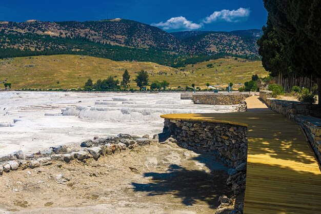 Blick auf trockene Traventine in Pamukkale an einem sonnigen Sommertag Türkei