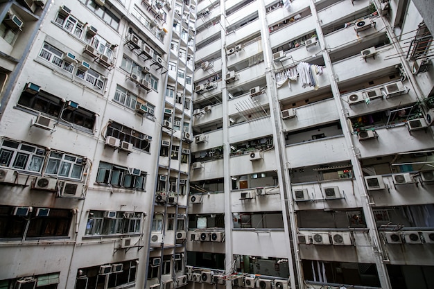 Blick auf überfüllte wohntürme in einer alten gemeinde in hong kong