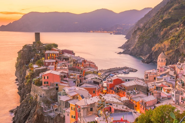 Blick auf Vernazza bei Sonnenuntergang. Eines von fünf berühmten bunten Dörfern des Nationalparks Cinque Terre in Italien