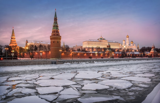 Blick auf vodovzvodnaya und andere türme des moskauer kremls und eisschollen