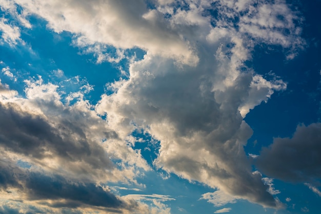 Blick auf weiße Wolken am blauen Himmel