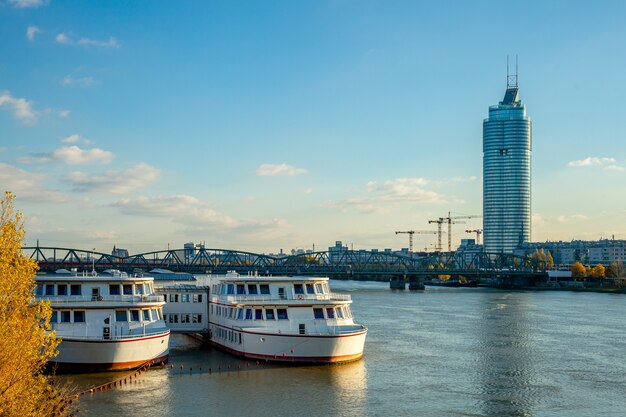 Blick auf Wien von der Donaubrücke.