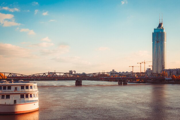 Blick auf Wien von der Donaubrücke.