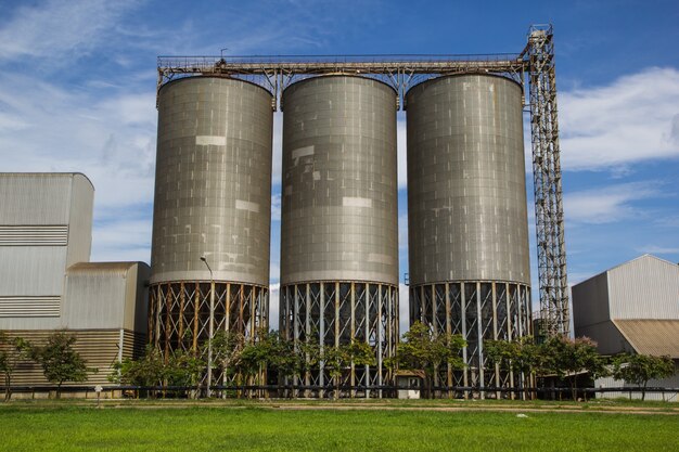 Blick auf Wiesensilos Tank gegen blauen Himmel