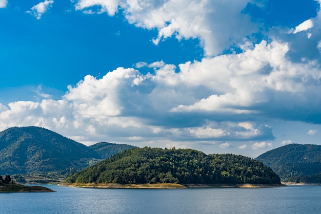 Blick auf Zaovine See in Serbien