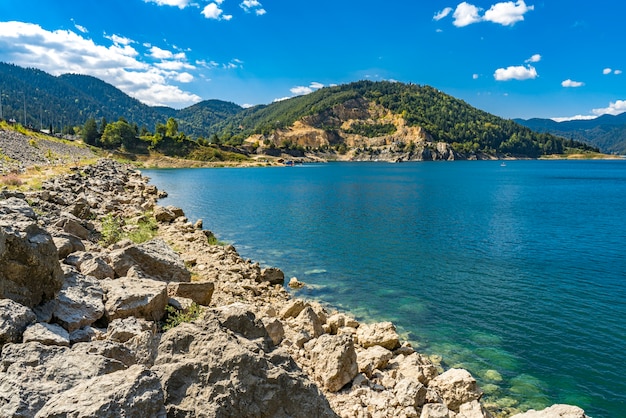 Blick auf Zaovine See in Serbien