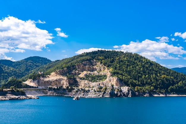 Blick auf Zaovine See in Serbien