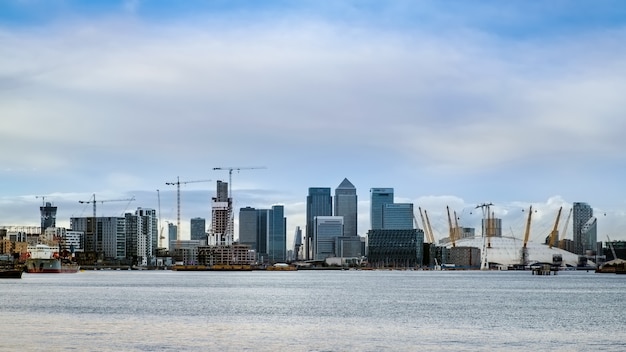 Blick auf zeitgenössische Gebäude in Docklands