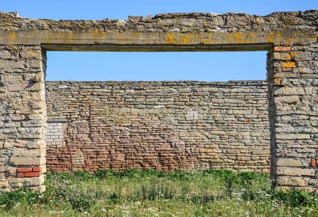 Foto blick auf ziegelsteinmauerruinen vor klarem himmel