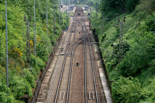 Blick auf zwei Bahngleise