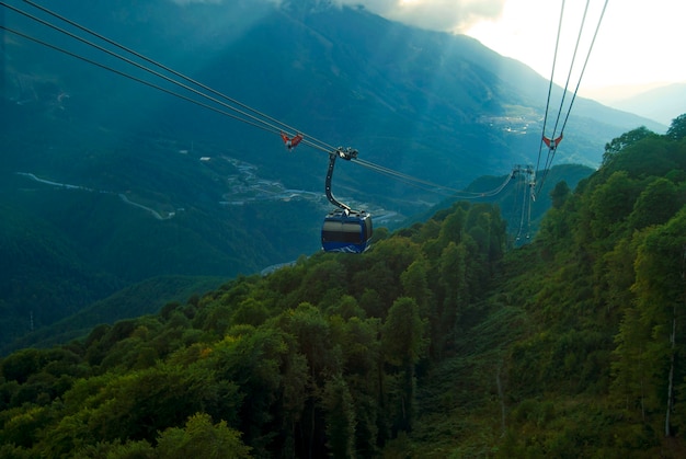 Blick aus dem Fenster der Seilbahn ins Bergtal