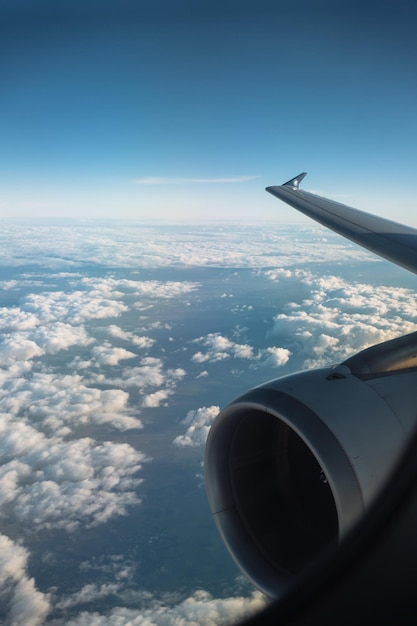 Blick aus dem Fenster des Flugzeugs